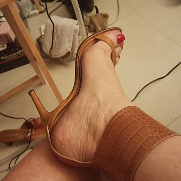 Vero Cucuio made in Itaily Shoes - Very Sexy tan sandals w/a wrap around your ankles